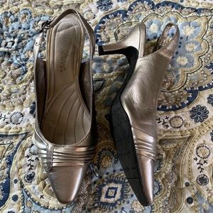 Easy street metallic sling back closed toe heel pump 8W